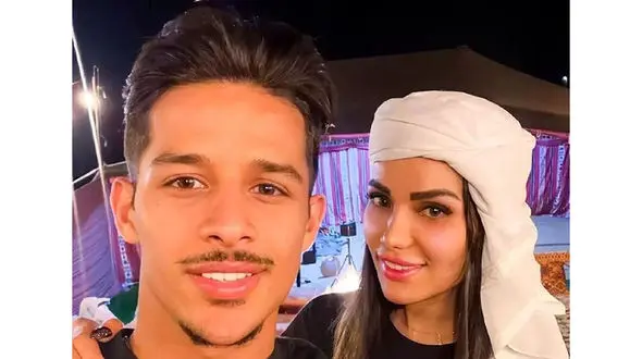 عکس نامتعارف اما عاشقانه مهدی قائدی و همسرش کنار دریا / حاشیه سازی جدید آقای فوتبالیست!