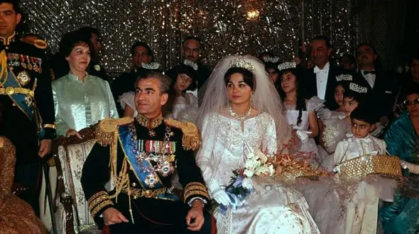 فیلم سوتی فرح پهلوی  سر سفره عقد با شاه  / همه مهمانان  از خنده روده بر شدند / چرا فرح مناسب ترین زن شاه بود !