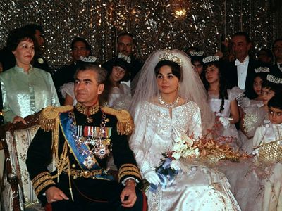 فیلم سوتی فرح پهلوی  سر سفره عقد با شاه  / همه مهمانان  از خنده روده بر شدند / چرا فرح مناسب ترین زن شاه بود !