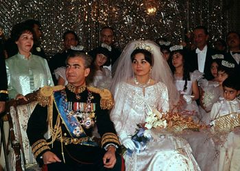 فیلم سوتی فرح پهلوی  سر سفره عقد با شاه  / همه مهمانان  از خنده روده بر شدند / چرا فرح مناسب ترین زن شاه بود !