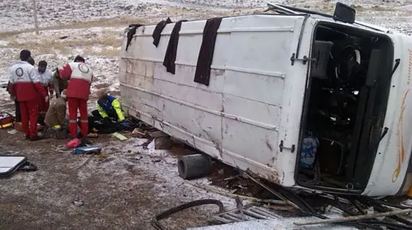 واژگونی مینی بوس در محور ابهر تاکستان 10 مصدوم بر جا گذاشت