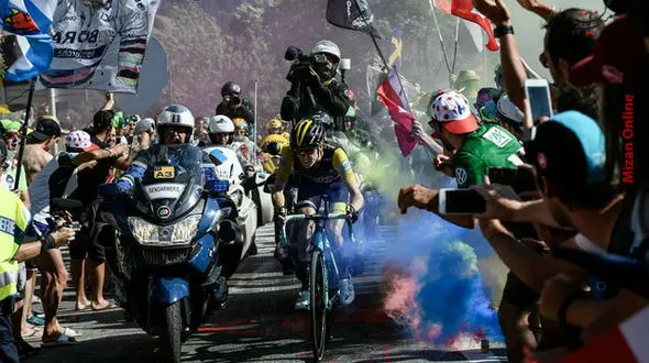 پرتاب مواد آتش‌زا به سمت دوچرخه‌سواران تور دو فرانس +عکس 