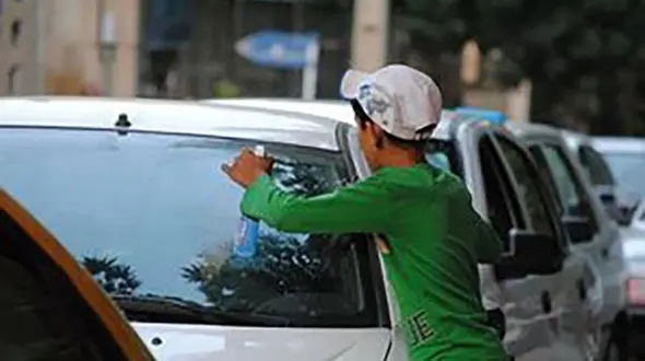 روزی که شیشه اتومبیل‌ها پایین باشد