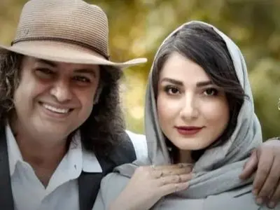 استایل زمیتانی و مونوکروم سمیرا حسن پور کنار دریا با تیشرت کارتونی