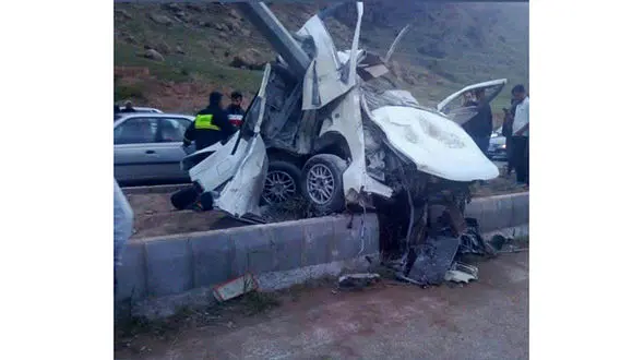 عکسی که باورکردنش سخت است! / ماشین میلیونی در ماکو از وسط تا شد! + عکس