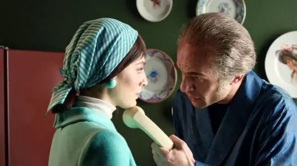 نگاهی  چیدمان نوستالژی و کلاسیک خانه بابک حمیدیان جمشید نجات  تاسیان/ کاغذ دیواری های طرح ماوریک، آباژور فانتزی ...