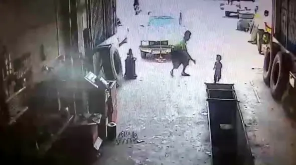 بلایی که قرار بود بر سر پسر  2 ساله بابلی در چاله تعویض روغنی بیاید +فیلم