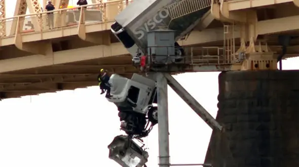 ببینید / حادثه به سبک هالیوود ؛ وضعیت عجیب کامیون معلق روی رودخانه!