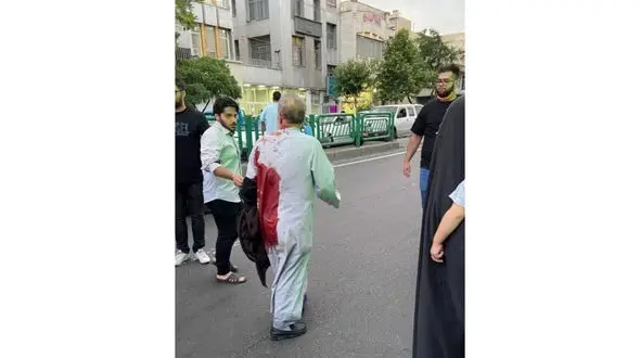 عکس های مرد روحانی  با عبای خونین در تهران / حمله با تیغ موکت بری صبح امروز