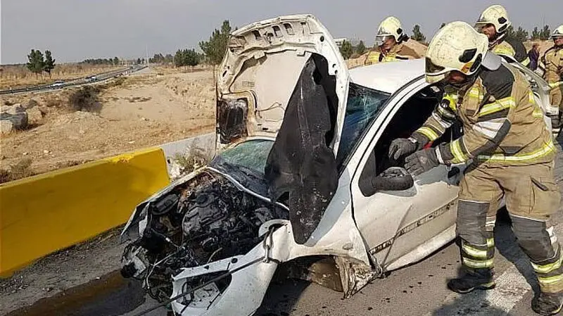  آتش گرفتن پژو ۲۰۶ واژگون شده در آزادراه تهران ـ قم