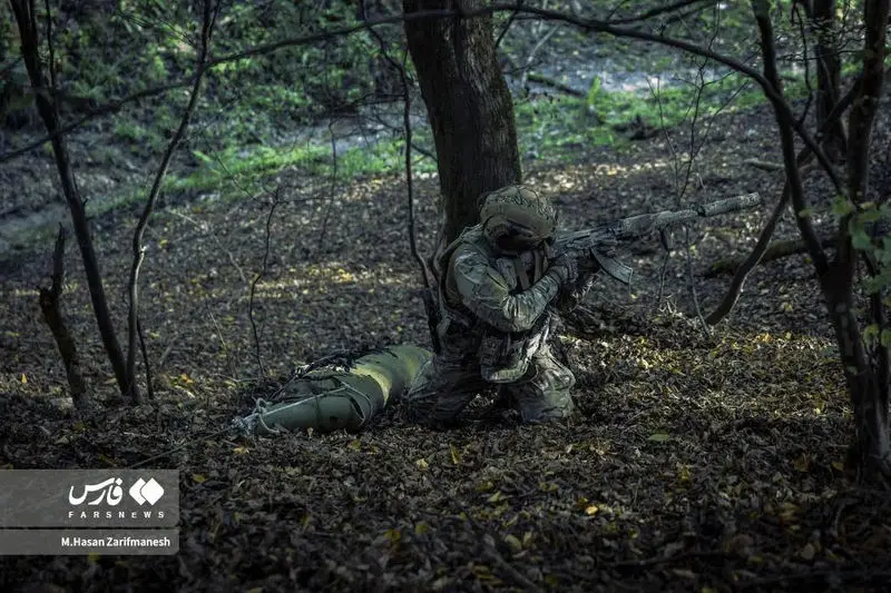 تمرین و آموزش های تخصصی رزم در جنگل توسط بسیجیان یگان ویژه فاتحین تهران بزرگ در جنگل‌های شمال کشور