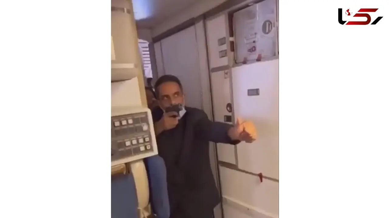 فیلم لحظه اسلحه کشیدن گارد پرواز روی مسافران عصبانی در هواپیما / در خطوط هوایی نیجریه رخ داد