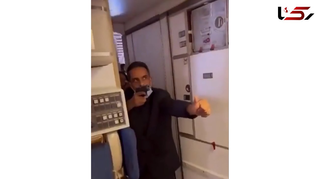 فیلم لحظه اسلحه کشیدن گارد پرواز روی مسافران عصبانی در هواپیما / در خطوط هوایی نیجریه رخ داد