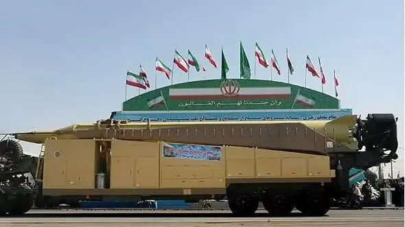 ماکت موشک قدر در مسیر راهپیمایی 22 بهمن با هدف هشدار به اسراییل 
