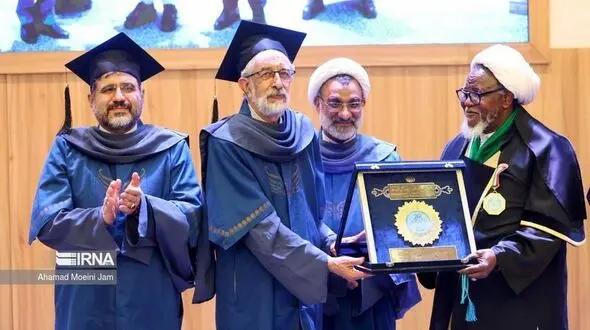 پوشش عجیب حدادعادل، خسروپناه و اسماعیلی در مراسم اهدای دکتری افتخاری به شیخ زکزاکی+ عکس