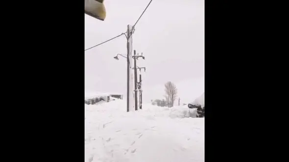 فیلم عجیب دفن شدن خانه های حومه پیرانشهر زیر برف ! 