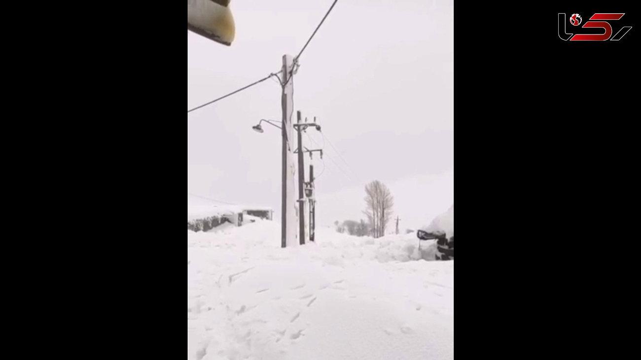 فیلم عجیب دفن شدن خانه های حومه پیرانشهر زیر برف ! 