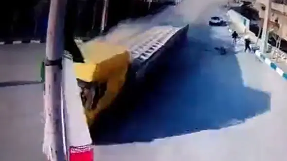 فیلم حادثه وحشتناک بریدن ترمز تریلی کشنده در پردیس تهران !