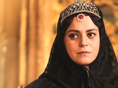 عکس / رونمایی غزل شاکری از خواهر دوقلویش عسل شاکری ! / 2 خواهر زیبا در کنار عکس مادر فوت شده شان فرشته طائرپور !
