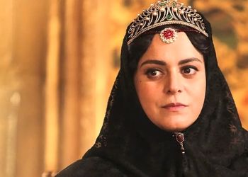 عکس / رونمایی غزل شاکری از خواهر دوقلویش عسل شاکری ! / 2 خواهر زیبا در کنار عکس مادر فوت شده شان فرشته طائرپور !