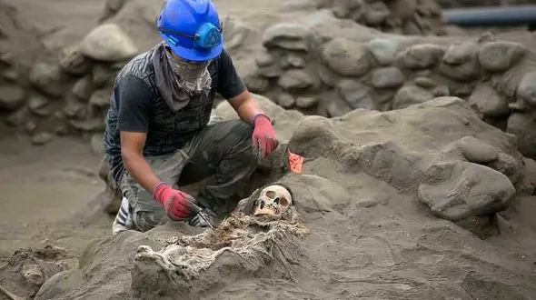 تصاویر وحشتناک از اجساد ۵۶ کودک که برای خدا آنها را قربانی کردند