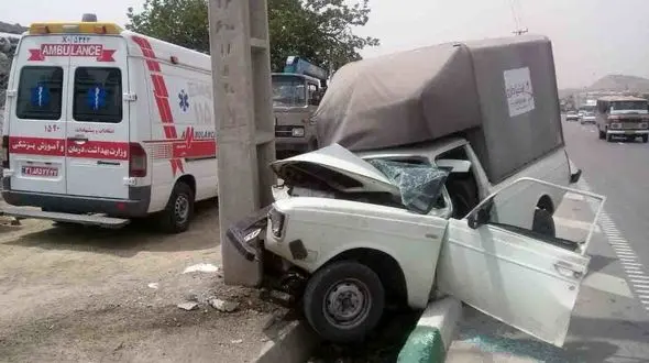 خودروی حمل دارو در جاده مخصوص کرج نصف شد+ تصاویر