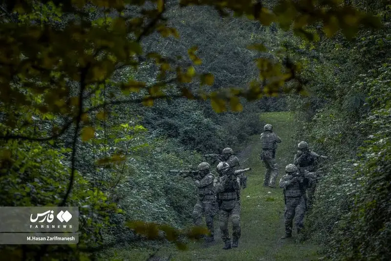 تمرین و آموزش های تخصصی رزم در جنگل توسط بسیجیان یگان ویژه فاتحین تهران بزرگ در جنگل‌های شمال کشور