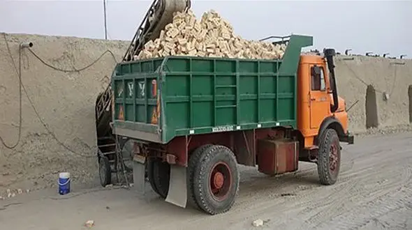 ببینید | ویدیویی ترسناک از لحظه دراز کشیدن یک مرد زیر بار آجر یک کامیون!