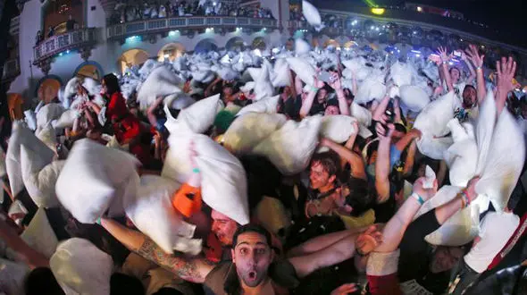 خفن ترین جنگ با بالش بین 60 هزار نفر+عکس