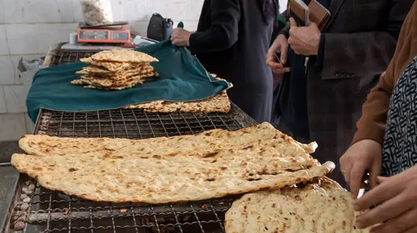 قیمت نان رها شد / تخلفات گسترده در نانوایی ها و سکوت وزارت جهاد کشاورزی و سازمان تعزیرات حکومتی
