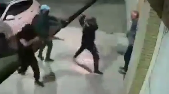 فیلم وحشیانه حمله سارقان مسلح نقابدار به راننده سانتافه 