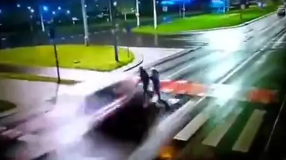 فیلم لحظه مرگ وحشتناک یک مادر و دختر در تصادف با خودروی شاسی بلند