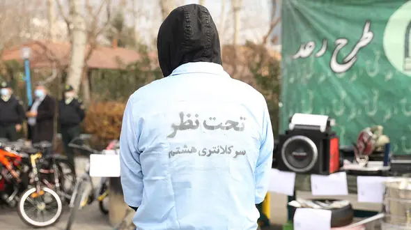 دزدی برای درمان مادر مریض / فیلم گفتگو با سارق تهرانی و همدستش پس از بازداشت