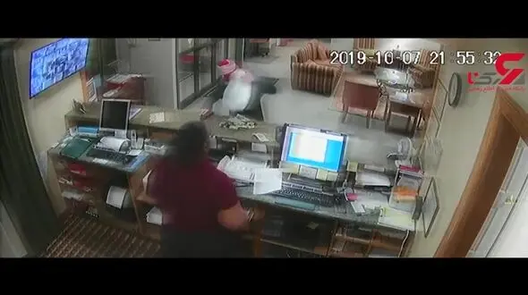 زیرکی خانم منشی باهوش، تبهکار پلید را فراری داد! + فیلم
