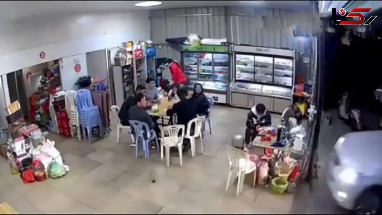فیلم لحظه ورود وحشتناک خودرو به یک رستوران/ مرگ از بیخ گوش همه گذشت