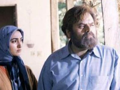 فیلم/ حضور بازیگر سریال «پس از باران» با واکر در مراسم تشییع محمد کاسبی