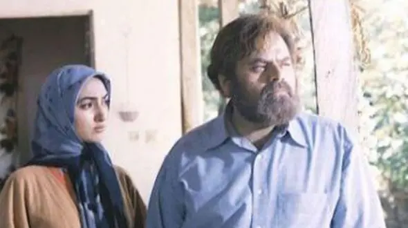 فیلم/ حضور بازیگر سریال «پس از باران» با واکر در مراسم تشییع محمد کاسبی