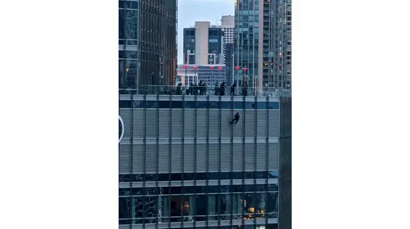 مردی آسیایی از برج ترامپ خود را آویزان کرد / خواستار صحبت با دونالد ترامپ است + فیلم و عکس 