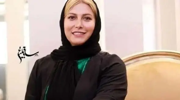 نگاهی به دکوراسیون شیک خانه فریبا نادری؛ ستاره فیلم شوهر ستاره با ست زیبای طوسی رنگ / تزئینات خاص منزلش با بشقاب های دیوار کوب عتیقه