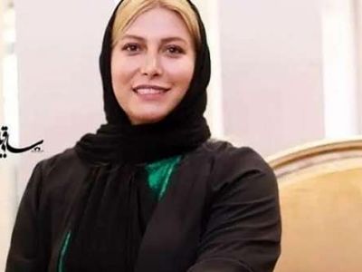 نگاهی به دکوراسیون شیک خانه فریبا نادری؛ ستاره فیلم شوهر ستاره با ست زیبای طوسی رنگ / تزئینات خاص منزلش با بشقاب های دیوار کوب عتیقه