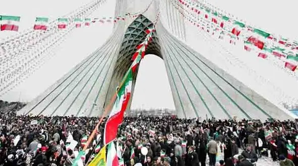هم اکنون خیابان‌های منتهی به میدان آزادی مملو از جمعیت / سخنرانان یوم الله: فرزند سردار سلیمانی و رئیس جمهور