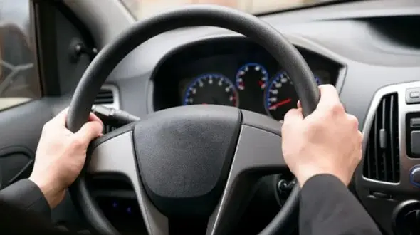 چرا فرمان خودرو به چپ یا راست کشیده می‌ شود؟ بررسی دلایل و راه‌ حل‌ ها