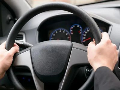 چرا فرمان خودرو به چپ یا راست کشیده می‌ شود؟ بررسی دلایل و راه‌ حل‌ ها