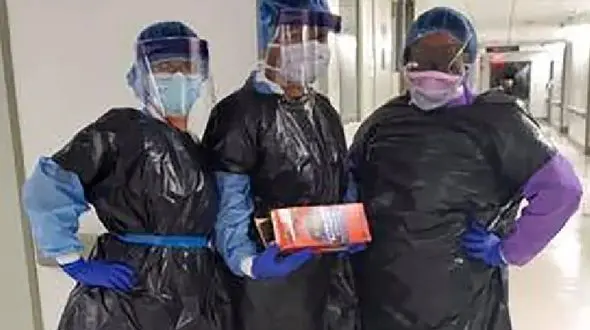 پرستاران آمریکایی از کیسه زباله به جای گان استفاده می‌کنند