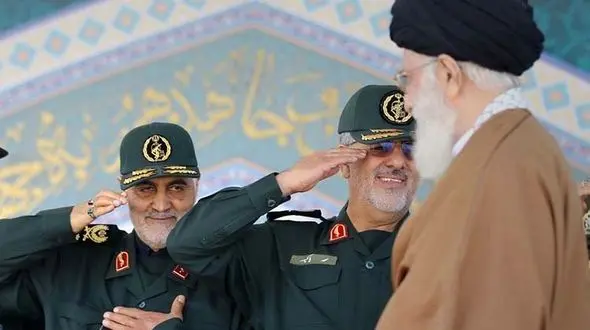 انتشار تصاویر دیدارهای سردار سلیمانی با رهبر انقلاب در نماهنگ رقص در خون + فیلم 