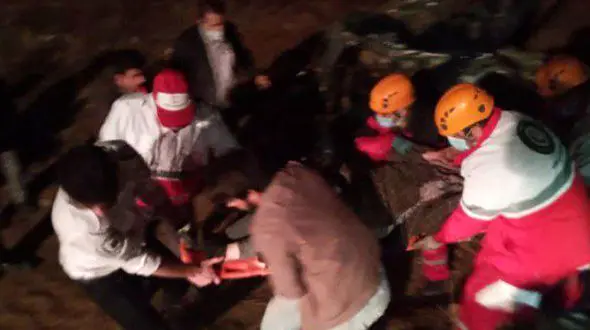 معجزه‌ای در تاریکی شب / امدادگران در دل دره جان سه نفر را نجات دادند + عکس