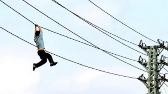 فرار احمقانه یک تبهکار از دست پلیس ! +فیلم