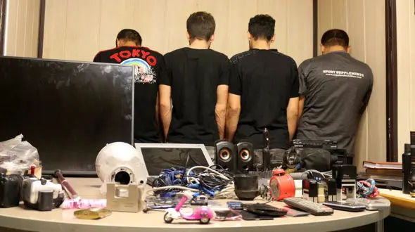 این 4 مرد پلید با تاکسی به آرایشگاه زنانه رفتند ! + اولین عکس