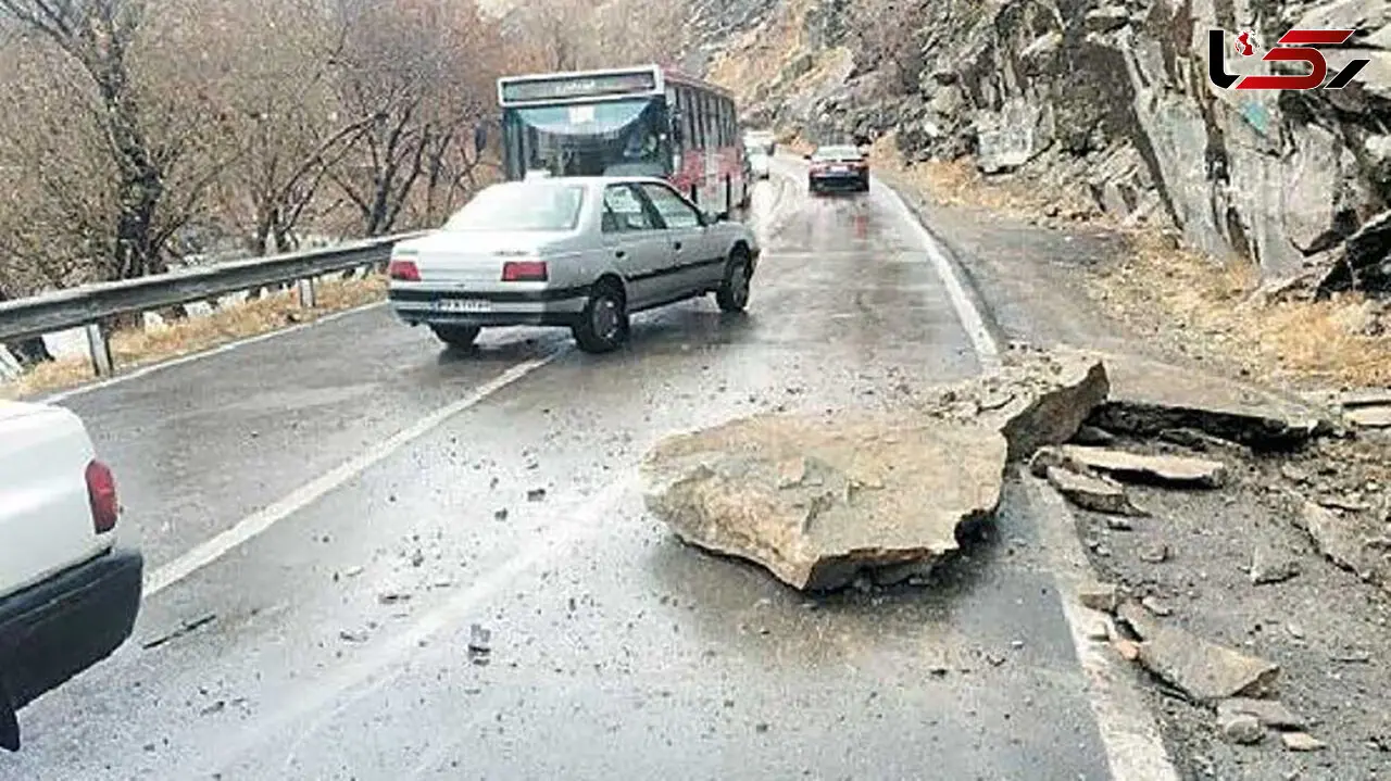 ببینید / لحظه فرار راننده هوشیار از سقوط سنگ روی ماشینش