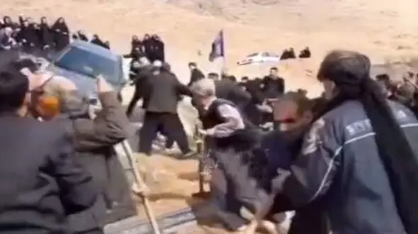 فیلم + تصادف عجیب خودروی مگان با عزادارن / روی قبر متوفی متوقف شد!